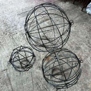 Hanging wire rod sphere