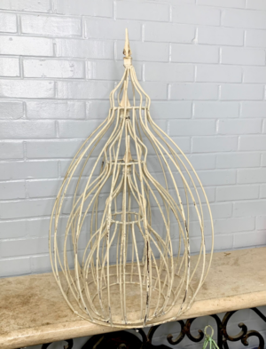 Globe topiary with finial