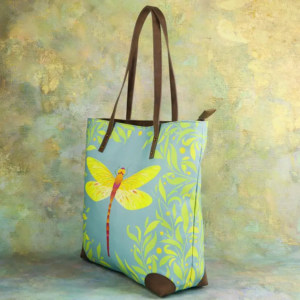 Tote Bag Adorned with A Lifelike Dragonfly Pattern